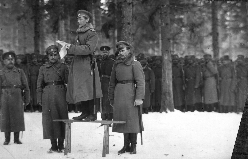 м.б. Довгирд справа или слева от командира корпуса.jpg