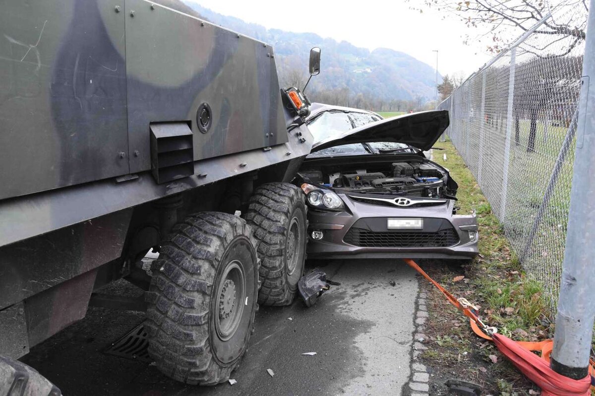 unfall-mels-panzer-auto (1).jpg