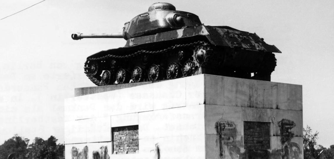 Soviet-tank-monument-at-Potsdamer-Chaussee-in-Berlin.jpg