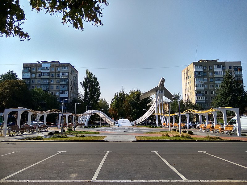 800px-Вінниця_Пам'ятник_радянським_льотчикам,_загиблим_при_звільненні_міста_Вінниця_08-_2018.jpg