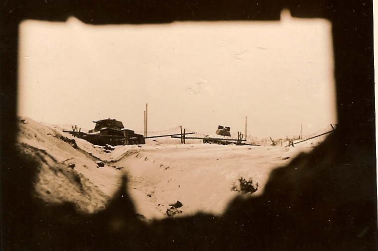 Russ.-Panzer-im-Angriff.-Etwa-60-m-entfernt.-Vor-Petersburg-4.11.41.jpg