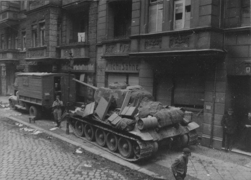Советский средний танк Т-34-85 на тротуаре у дома в поверженном Берлине..jpg