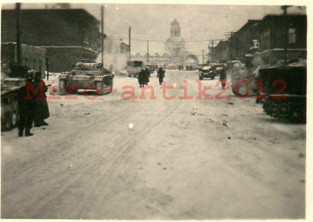 Wk2, 5. Panzer Regt. 7, Panzer in russischer Stadt (2).jpg