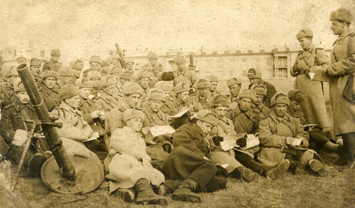 34.gvardii_kapitan_ivashkin_aleksey_konstantinovich_(tretiy_ryad_vtoroy_sleva)._1945_god.jpg
