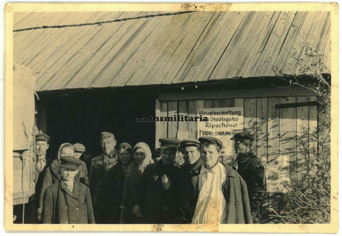 Orig-Foto-russische-Gefangene-Bevölkerung-Schild-Staatsgut-RIPSCHEWO.jpg