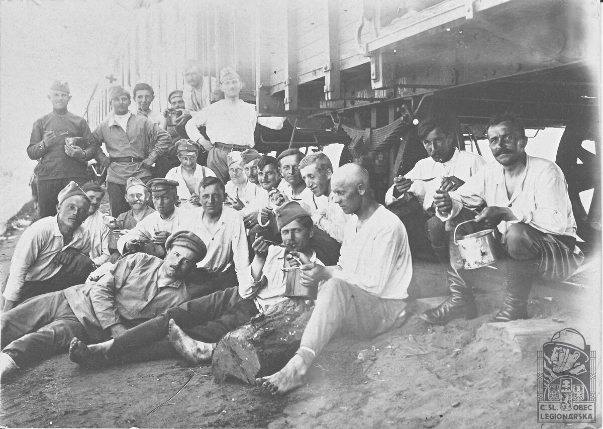 41688.005.Oběd u Vlaku 4. pluk 1918 označen.jpg