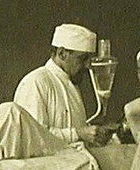 19. Врачи и сестры милосердия за перевязкой раненых в операционной4444.jpg