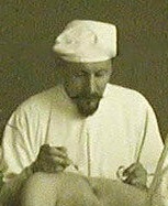 20. Врачи и сестры милосердия обрабатывают раны больных в перевязочной555.jpg