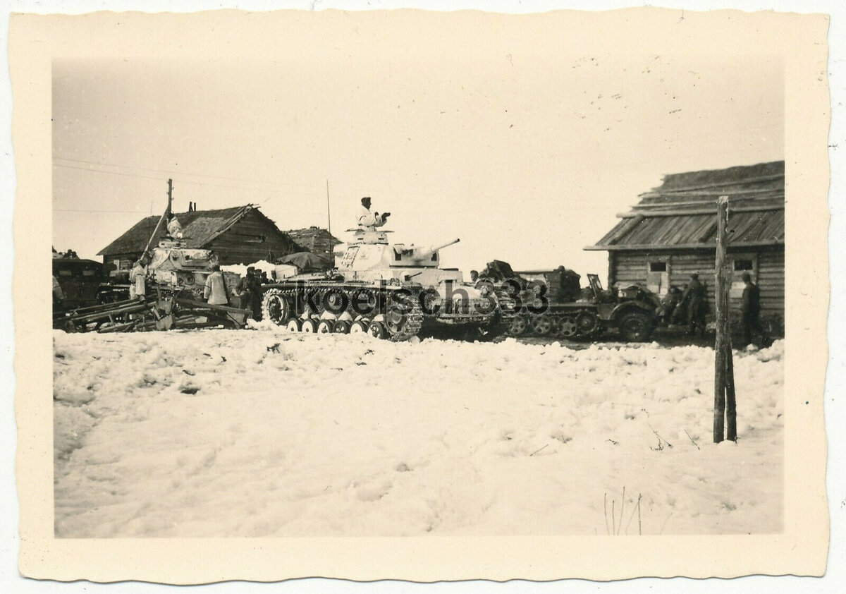 1 Panzer III mit Schneetarnung an der Ostfront ! 7. PD Rshew Russland 1942.jpg