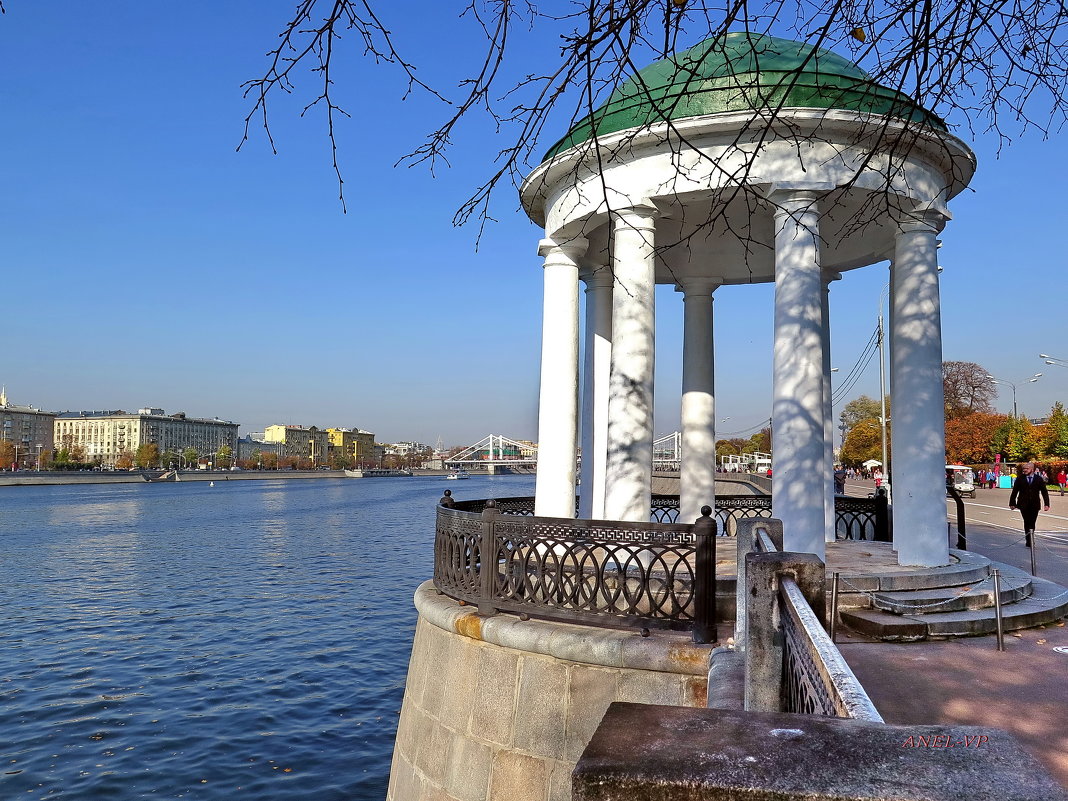 Беседки на набережной. Ротонда парк Горького Москва. Беседка Ротонда в парке Горького. Ротонда Пермь парк Горького. Ротонда на набережной парка Горького.