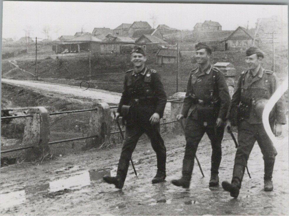 Foto-Marsch-durch-Lübzow-1942-VL80042.jpg