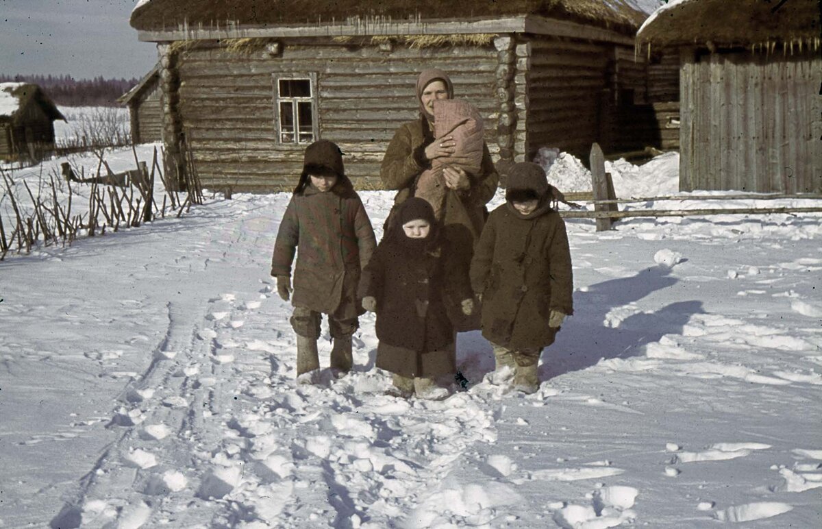 Porträt einer sowjetischen Familie, Rebrova, 11. Februar 1942.jpg