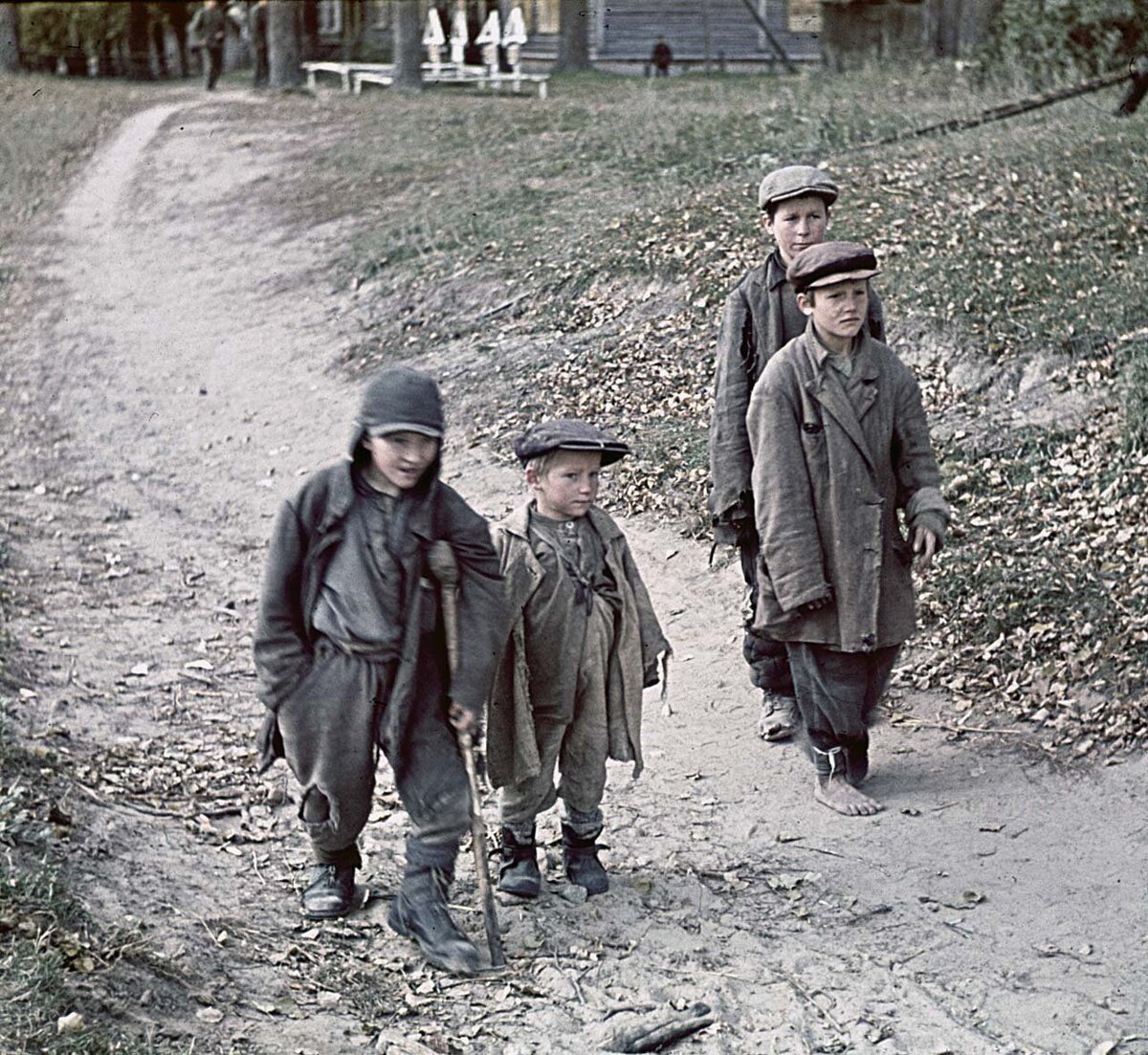 Russische Kinder bei Roslavl, 30. September 1941.jpg