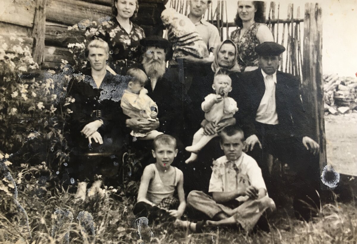 Иван Константинович Моргунов с членами семьи, Василевка, 1956.jpg