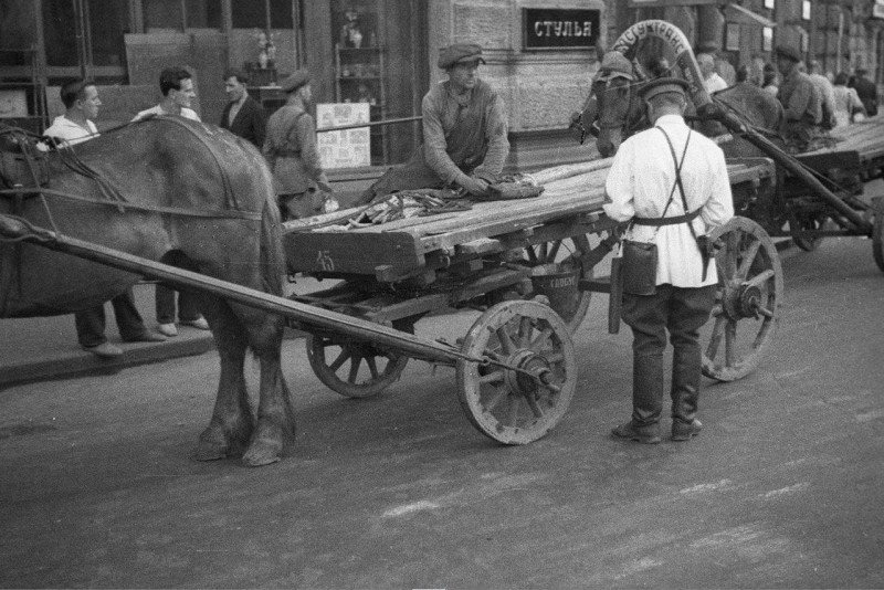 Москва, улица Кирова 1939г. Проверка документов у извозчика..jpg