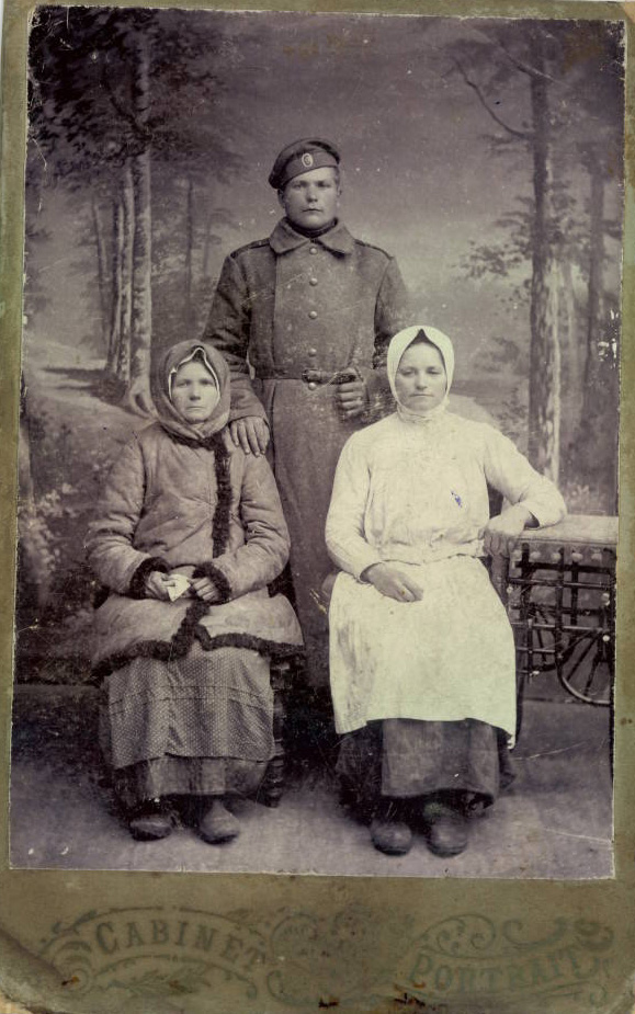 1-3 Козовякин Леон Александрович, мать и тетка. 1914г.jpg
