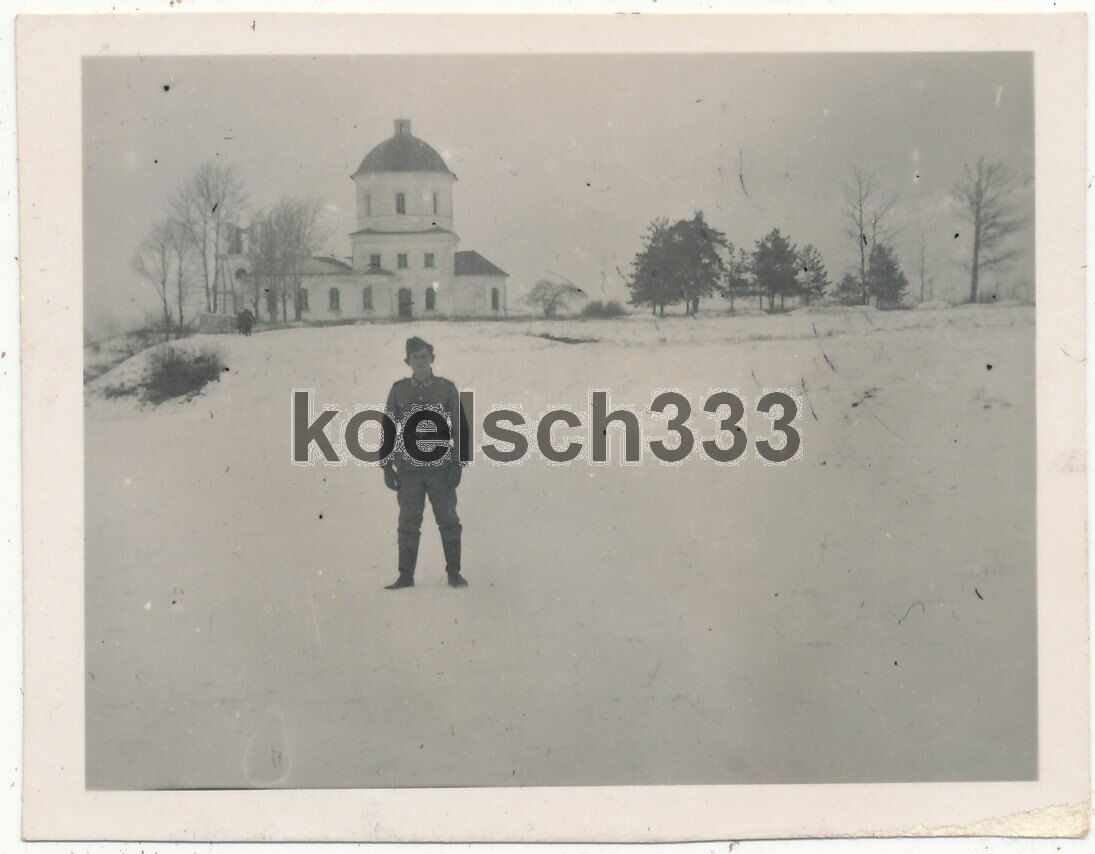 Foto soldato della Wehrmacht di fronte a una chiesa della Volga in inverno la Russia 1942.jpg