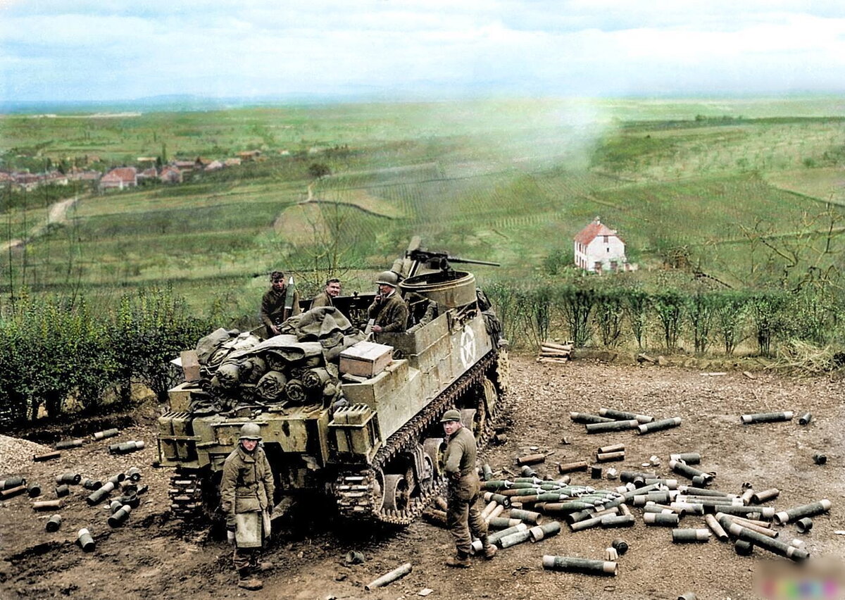 !залп_М7 -Прист- (105 mm HMC M7) на позиции у Рибовилле, Франц. 9.12.44 г.jpg