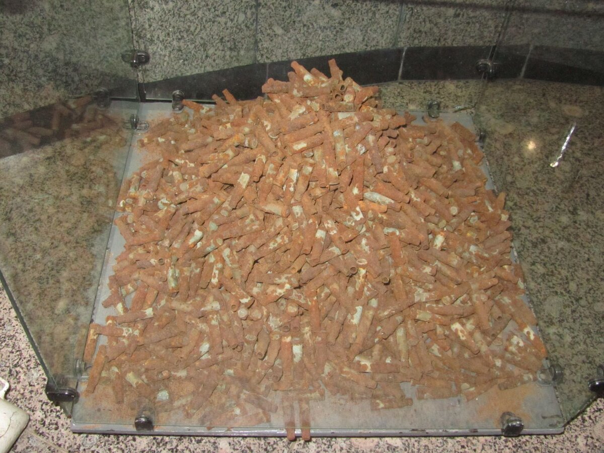 21 гильзы в музее.jpg