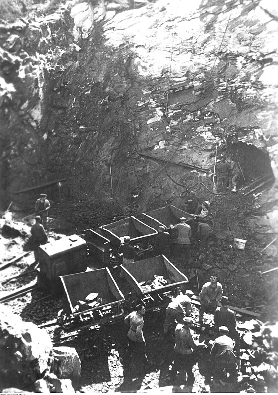 Budowa_schronów_amunicyjnych_dla_niemieckich_baterii_artyleryjskich_na_wybrzeżu_Norwegii_(2-477).jpg