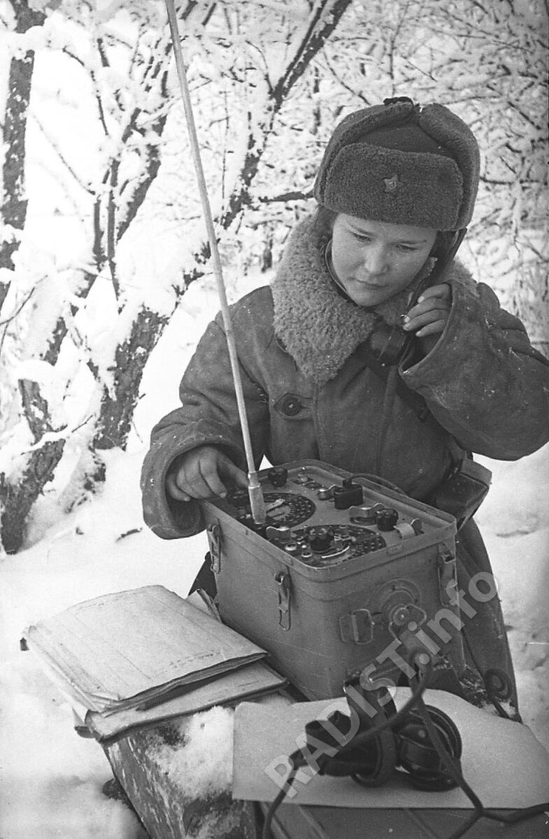 Radistka-Kataeva-prinimaet-boevoe-donesenie-1941-g..jpg