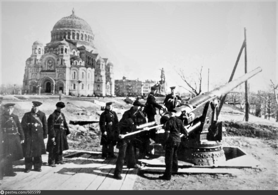 0-152-мм орудие Канэ батареи л-та Нарядчикова_Кронш.1942г.jpg