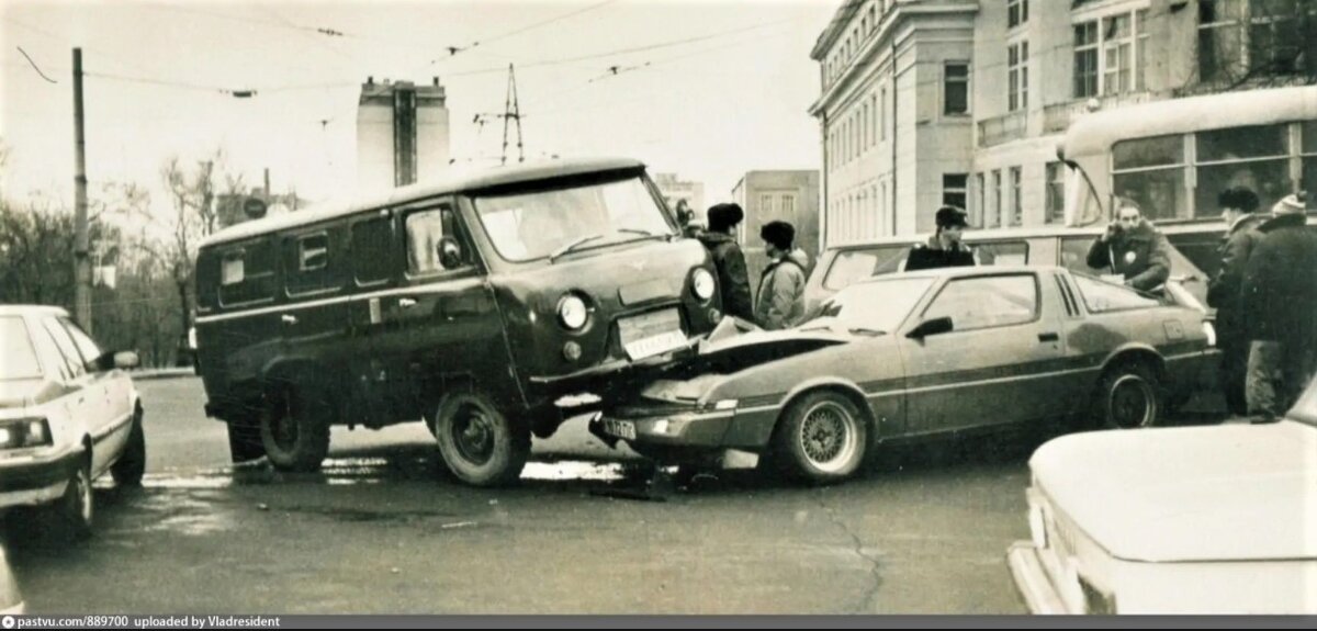 Най_УАЗ+иномарка_В-сток_горпарк-1992г.jpg