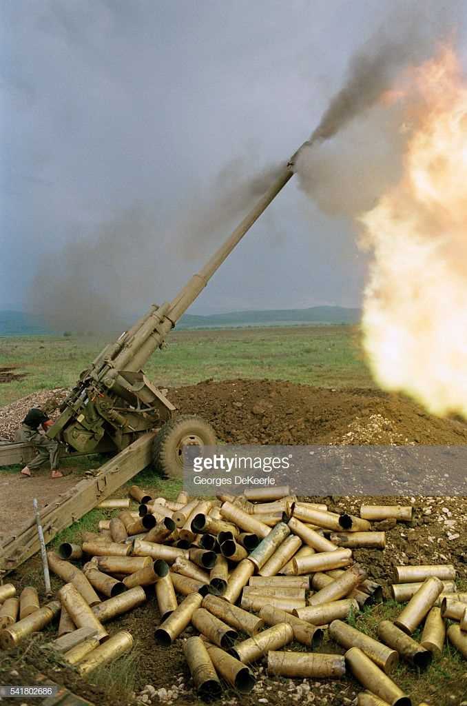 !Залп_152-мм гауб. 2А65 в ходе Битвы за Бамут, 1996.jpg