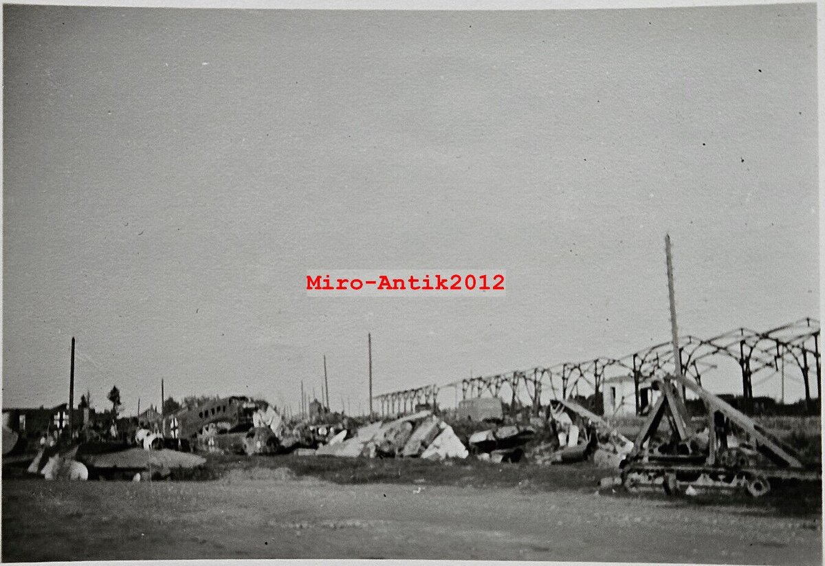 Bahnhof Sytschowka, zerstörter Zug mit Flugzeugteilen 1942..jpg