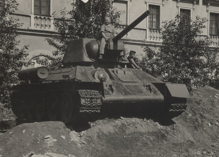 127а-Конец-1950-х-годов.-Во-дворе-Краеведческого-музея..jpg