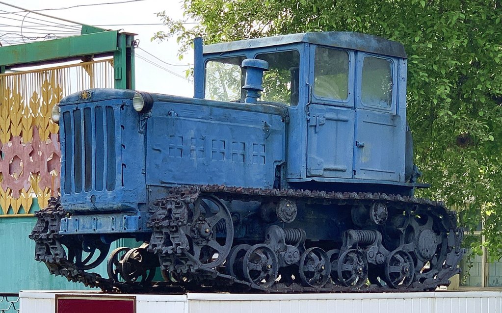 DT-54_tractor_in_Balezino_crop.jpg