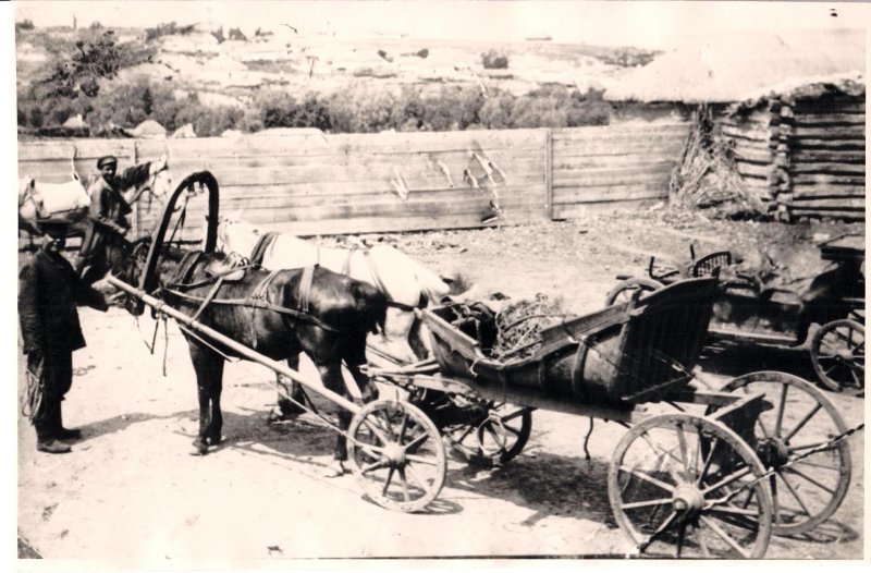 «Становой ямщик Прошка». Во дворе. С надписью А. Листопадова. 1904.jpg
