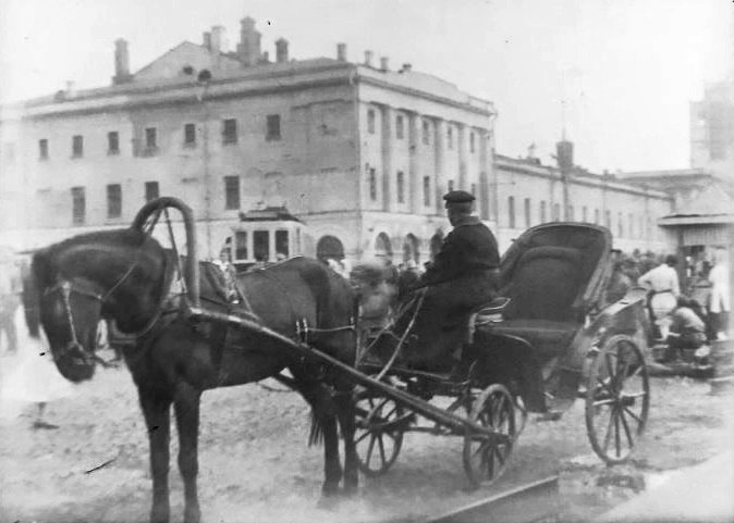 Извозчик на Театральной площади в Москве 1920.jpg