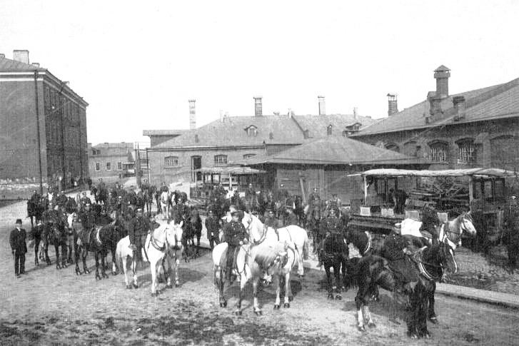 Выезд на смену из Нарвского конного парка. СПб 1910е.jpg