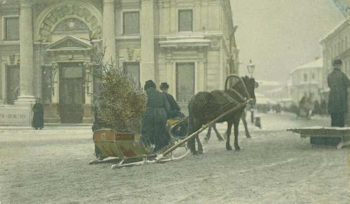 Арбатские ворота. Легковой извозчик везет елку Москва.jpg