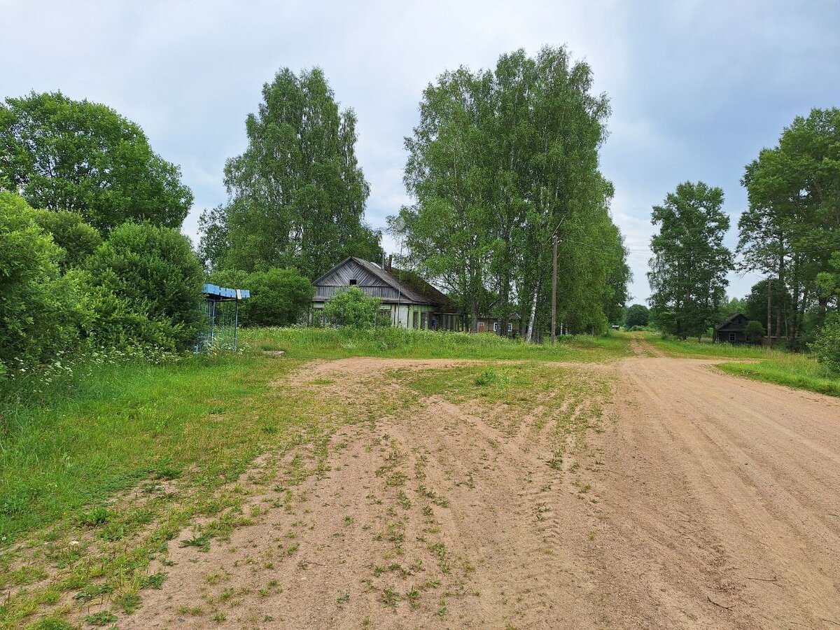 Городок. Автобусная остановка и почта.jpg