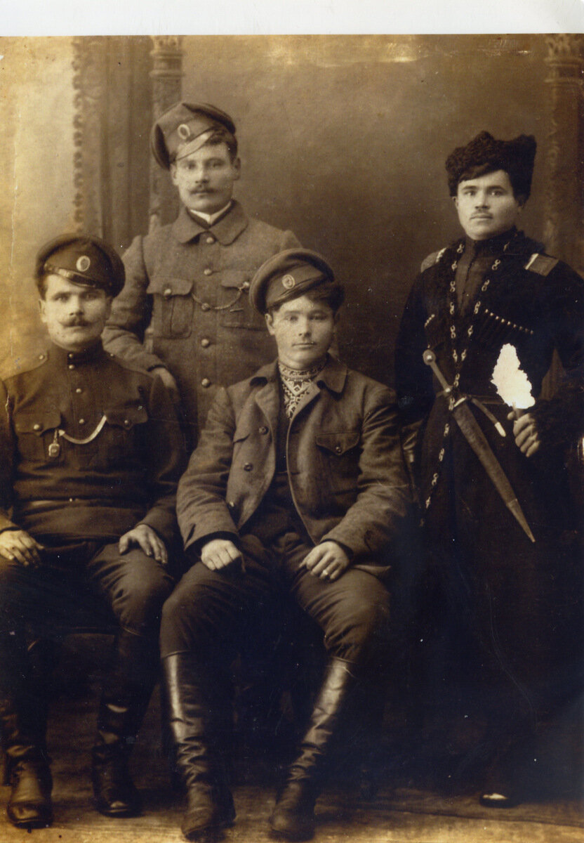 крайний справа Федор Иванович Малеев.jpg