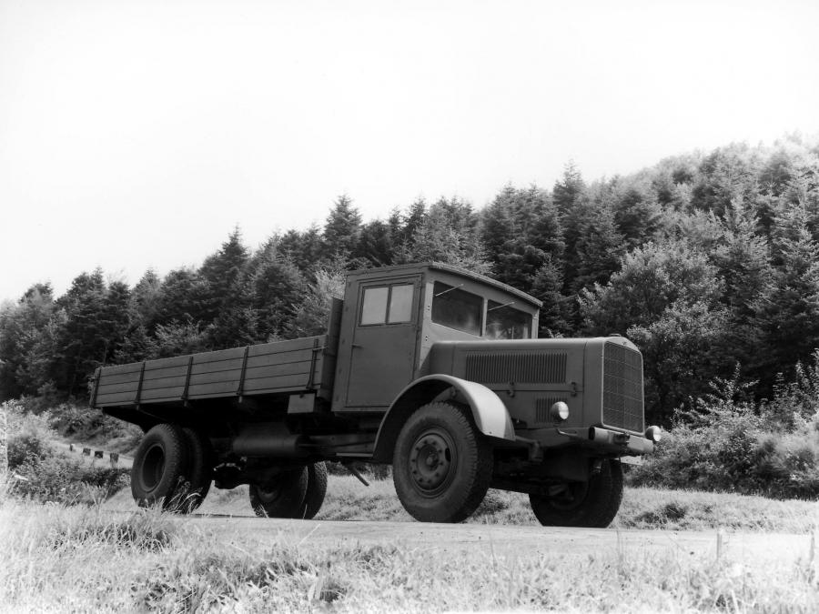 1944 Mercedes-Benz L4500 S Pritschenwagen 002.jpg