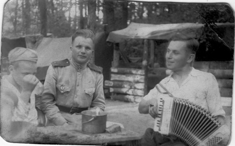 7. На отдыхе.( Олег слева).jpg