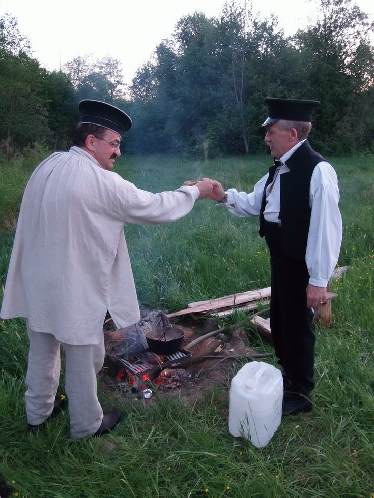 ZvbuKdIyAvI.jpg