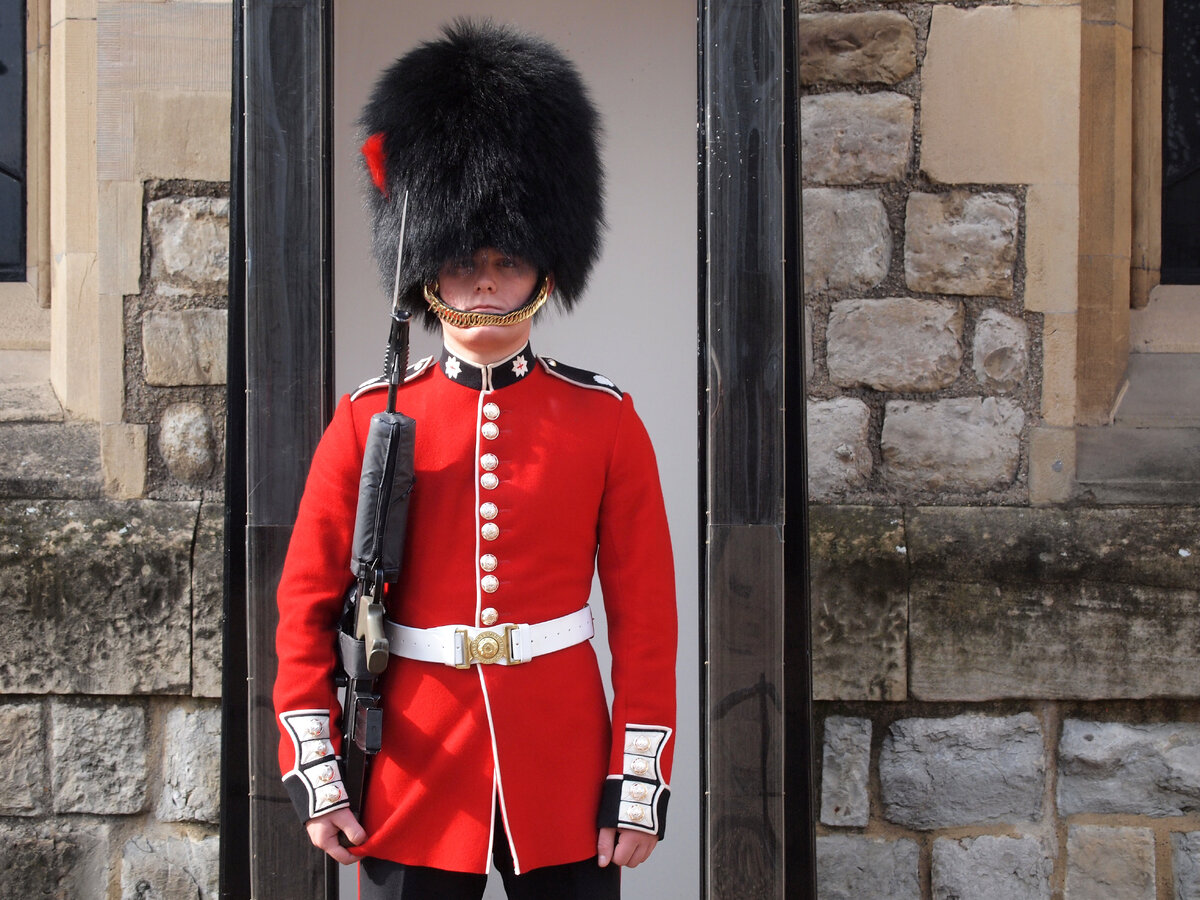 3 сторожи это. Королевская гвардия Букингемского дворца. Шапка королевского гвардейца Великобритании. Англия Королевская гвардия солдат. Букингемский дворец Королевская стража.