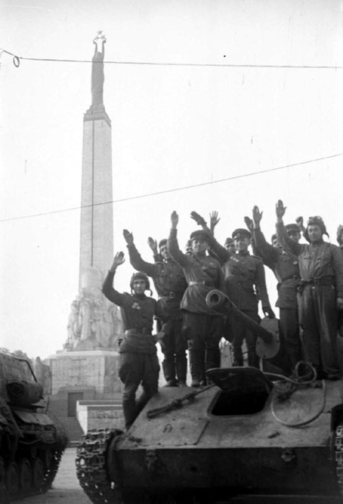 08-1944.jpg