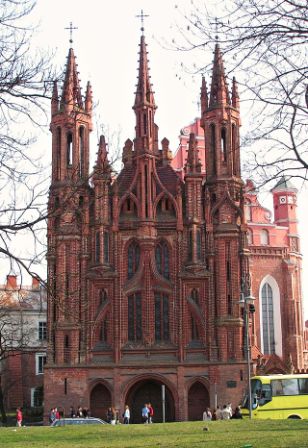 640px-St._Anne's_Church,_Vilnius.JPG