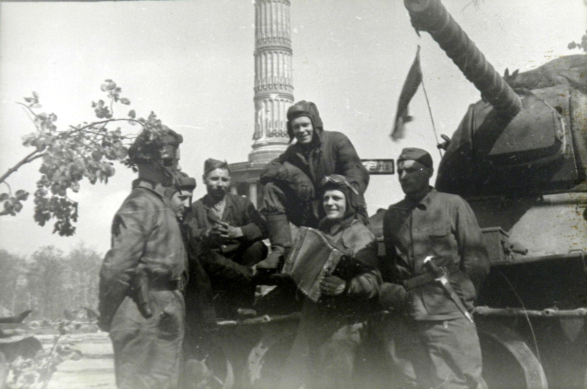 Советские танкисты в Берлине 1945