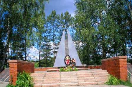 Воинское захоронение  д. Демяхи. Известны имена 4953 захороненных..jpg