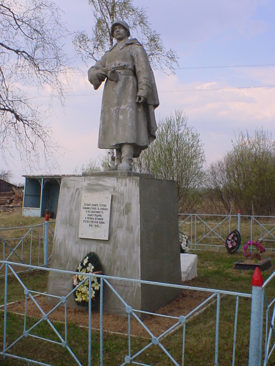 Воинское захоронение в д. Заболотье. Известны имена 1268 захороненных.JPG