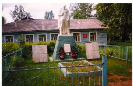 Воинское захоронение д. Понизовье. Известны имена 170 захороненных..jpg