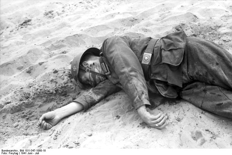 84869278_large_Bundesarchiv_Bild_101I347108018_Sowjetunion_gefallener_deutscher_Soldat.jpg