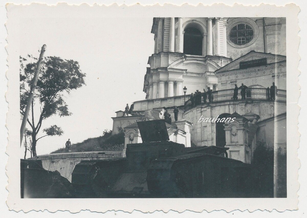 Tank vor Kirche 2.WK.JPG
