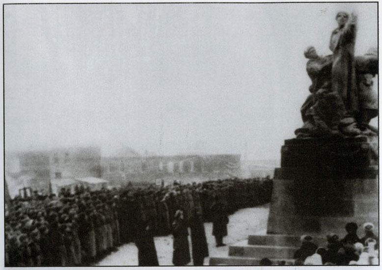Открытие памятника М.Г. Ефремову в Вязьме. 1946 г..jpg